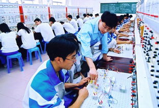 仰首高歌 俯身淘沙——訪珠海市斗門區第三中等職業學校校長黃華歡